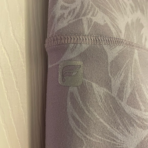 Fabletics PowerHold Salar Capri Leggings Gray Floral Print Size S Activewear - Picture 4 of 5